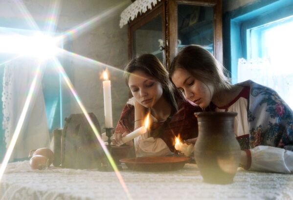 გოგონები წმიდა ღვთისმსახურების დროს ჩელიაბინსკის ოლქის კაზაკთა სოფელში - Sputnik საქართველო