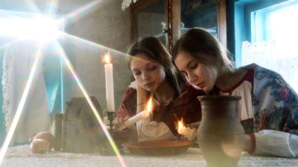 Девушки во время святочных гаданий в казачьем поселке Черноречье Челябинской области  - Sputnik Грузия