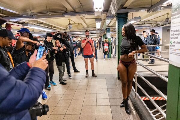 Участница флешмоба В метро без штанов в метро Нью-Йорка - Sputnik Грузия