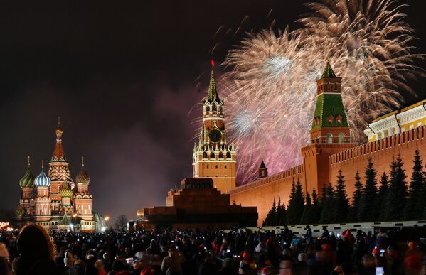 Новогодний салют над Красной площадью в Москве - Sputnik Грузия