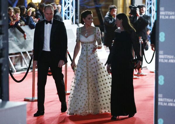 В этом году в церемонии приняли участие члены королевской семьи. Кейт Миддлтон вышла в свет в платье 8-летней давности - Sputnik Грузия