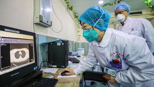 Врачи китайской больницы осматривают снимок пациента, заболевшего коронавирусом - Sputnik Грузия