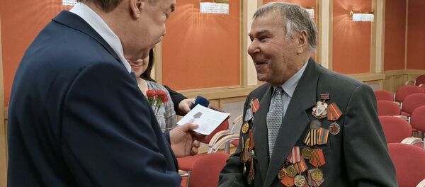 Не позволим переписать историю: посол России в Латвии вручил ветеранам памятные медали - Sputnik Грузия