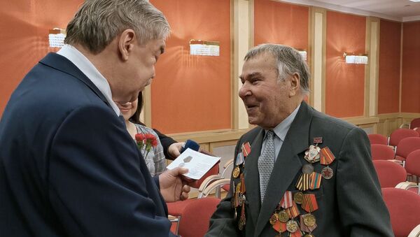 Не позволим переписать историю: посол России в Латвии вручил ветеранам памятные медали - Sputnik Грузия
