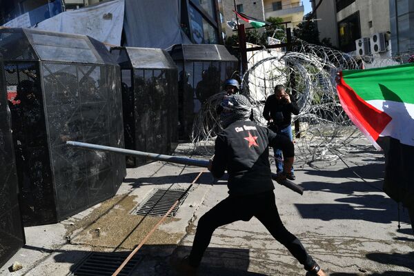 Демонстрация приняла агрессивный характер после того, как протестующие стали бросать камни в сотрудников служб безопасности - Sputnik Грузия