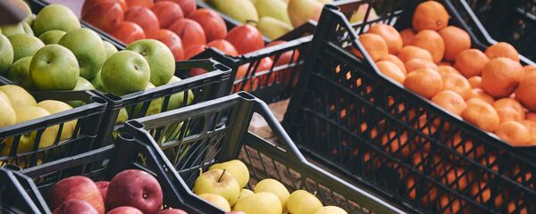 Овощи и фрукты, выставленные на продажу в уличной лавке - Sputnik Грузия