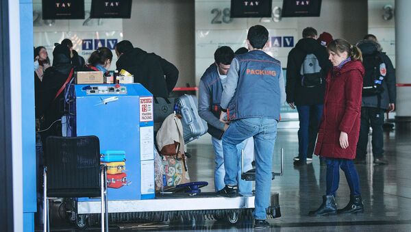 Упаковка и взвешивание багажа в тбилисском аэропорту - Sputnik Грузия