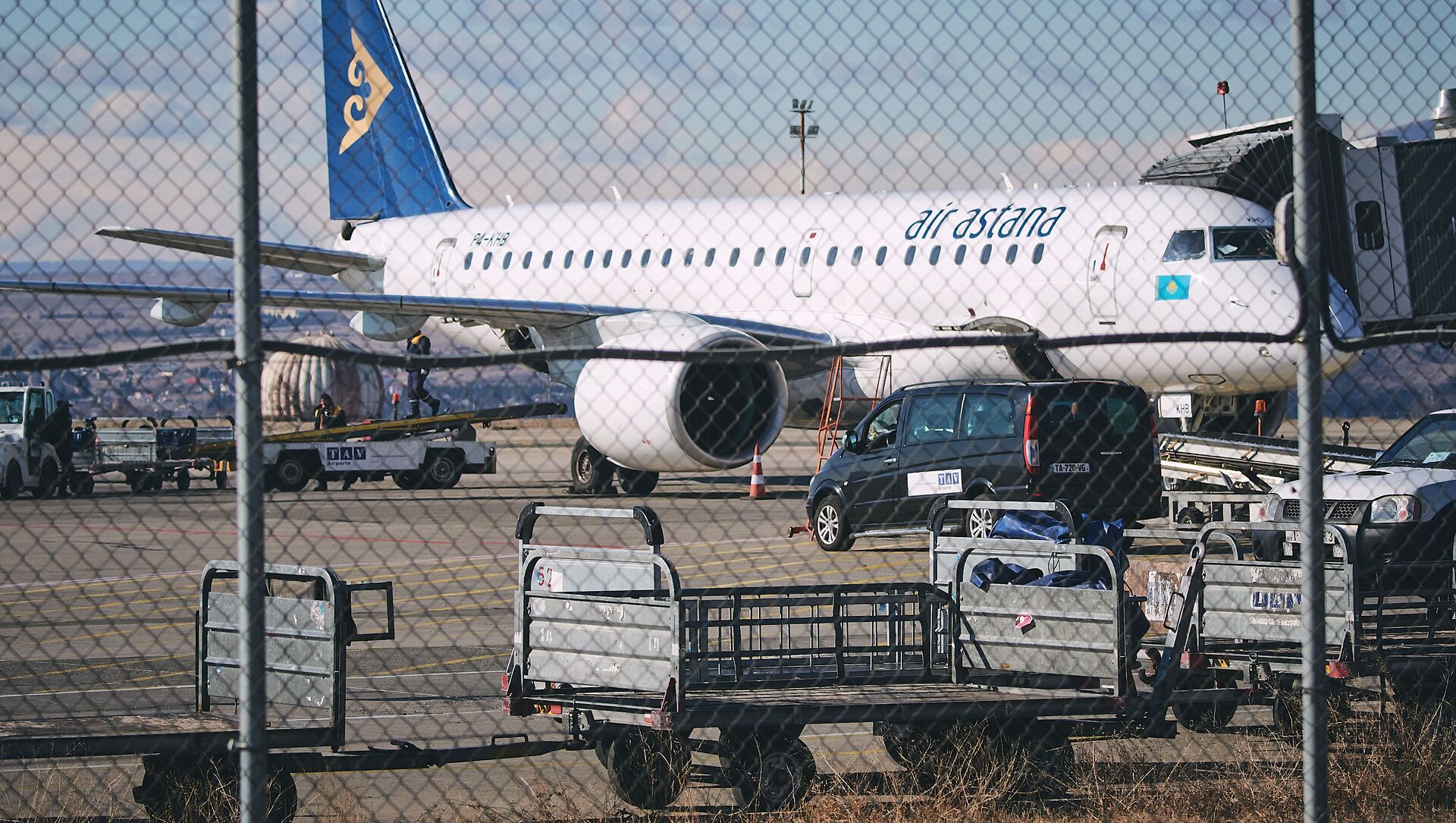 Самолет казахстанской авиакомпании Air Astana в тбилисском аэропорту - Sputnik Грузия, 1920, 16.04.2021