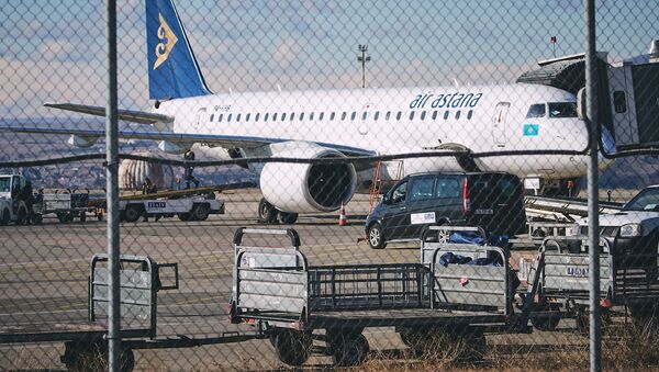 Самолет казахстанской авиакомпании Air Astana в тбилисском аэропорту - Sputnik Грузия