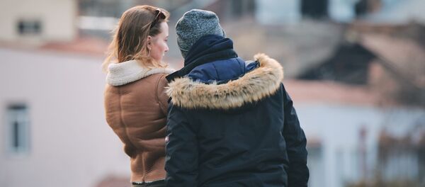 Туристы - парень и девушка - в старой части грузинской столицы - Sputnik Грузия