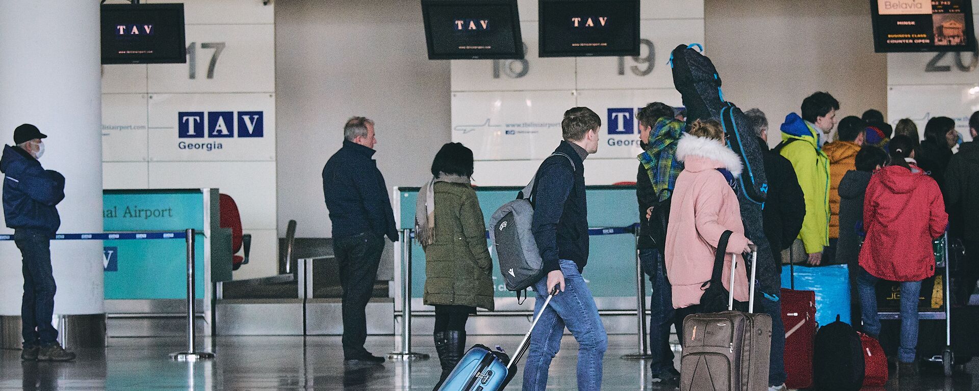 Туристы с чемоданами перед отлетом на стойке регистрации в тбилисском аэропорту - Sputnik Грузия, 1920, 31.10.2025