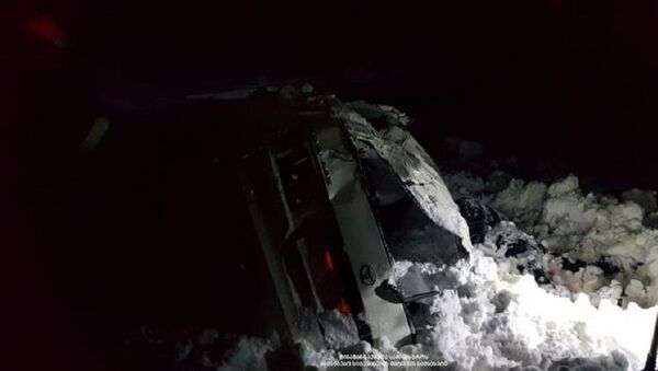 Попавшая под лавину машина, в которой погибла гражданка России - Sputnik Грузия