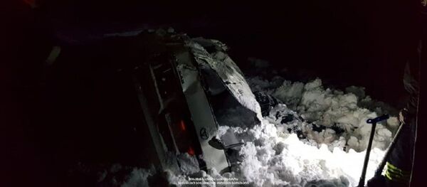 ზვავში მოყოლილი მანქანა, რომელშიც რუსეთის მოქალაქე დაიღუპა ზვავში მოყოლილი მანქანა, რომელშიც რუსეთის მოქალაქე დაიღუპა - Sputnik საქართველო