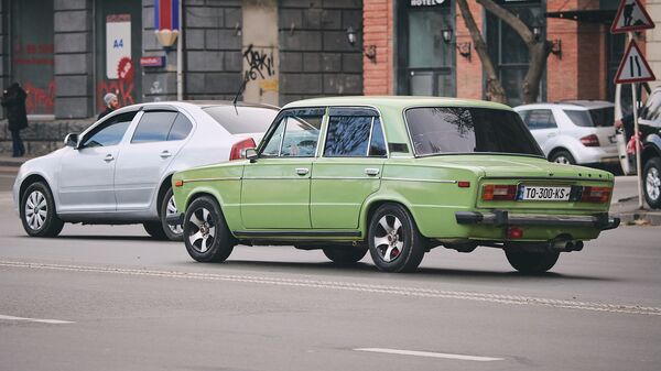 Автомобили советского производства на тбилисских дорогах. Жигули ВАЗ 2106 - Sputnik Грузия