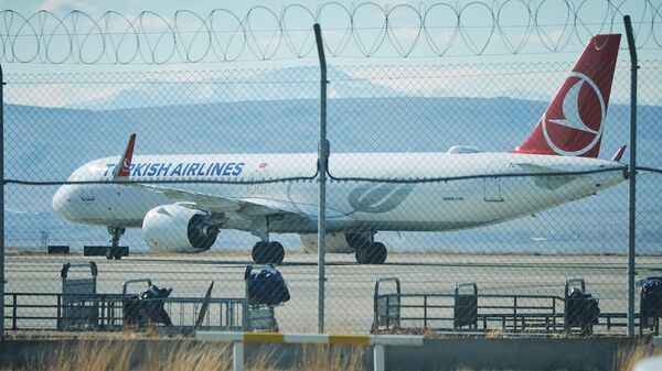 Самолет турецкой авиакомпании Turkish Airlines выезжает на взлетно-посадочную полосу в тбилисском аэропорту - Sputnik Грузия