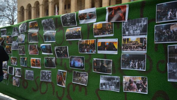 Фото с разгона митингов на заборе у парламента. Новая акция протеста оппозиции в грузинской столице 5 февраля - Sputnik Грузия