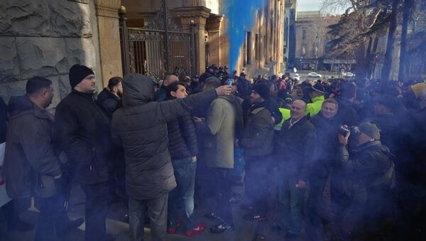 Протестующие жгут файеры. Новая акция протеста оппозиции в грузинской столице 5 февраля - Sputnik Грузия