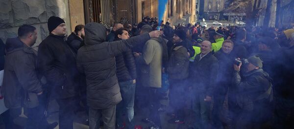 Протестующие жгут файеры. Новая акция протеста оппозиции в грузинской столице 5 февраля - Sputnik Грузия