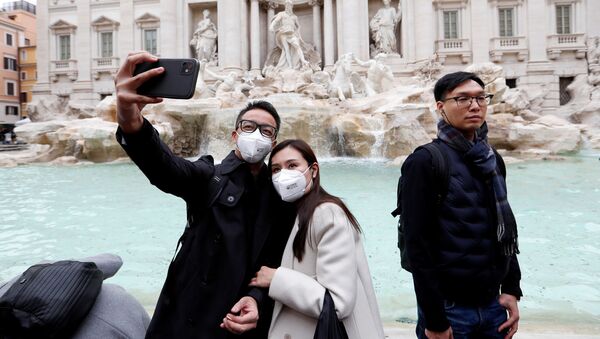 Туристы в масках делают селфи в Риме - Sputnik Грузия
