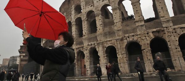 Турист в маске делает селфи перед римским Колизеем - Sputnik Грузия