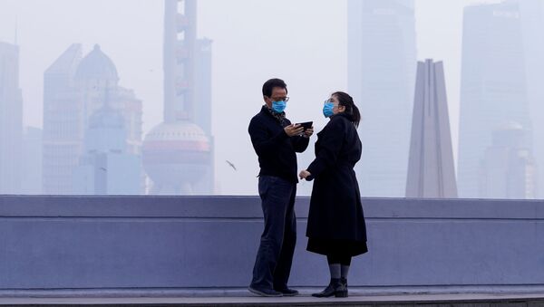 Люди в масках на мосту на фоне финансового района Пудун в Шанхае, Китай - Sputnik Грузия