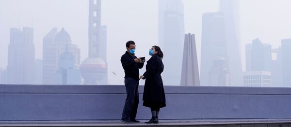 Люди в масках на мосту на фоне финансового района Пудун в Шанхае, Китай - Sputnik Грузия