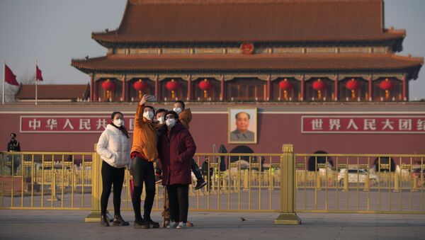 Туристы в защитных масках на площади Тяньаньмень в Пекине - Sputnik Грузия