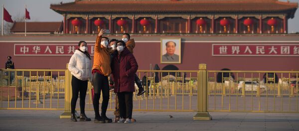Туристы в защитных масках на площади Тяньаньмень в Пекине - Sputnik Грузия