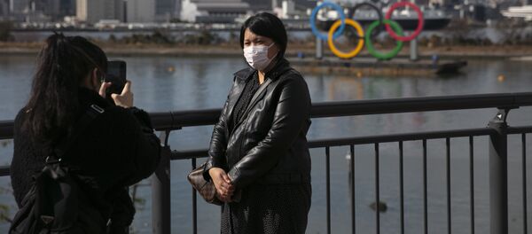 Туристы в защитных масках в Токио, Япония - Sputnik Грузия