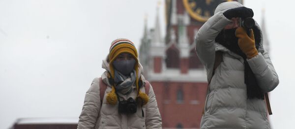 Иностранные туристы в защитных масках на Красной площади в Москве - Sputnik Грузия
