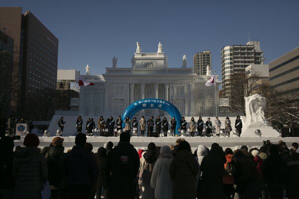 Ведь поводом к проведению ежегодного снежного фестиваля стала инициатива местных школьников средних и старших классов, которые зимой 1950 года соорудили в центральном парке Саппоро шесть фигур из снега - Sputnik Грузия