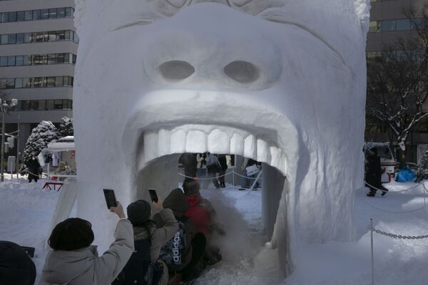 Помимо выставки снежных фигур, в этот год в парке провели бой снежками и карнавал - эти необычные для Саппоро события привели на открытие фестиваля более 50 тысяч человек - Sputnik Грузия