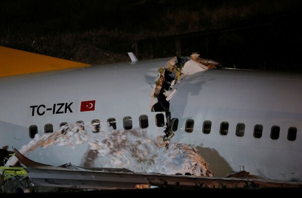Авиакатастрофа произошла сразу после приземления. Самолет не удержался на взлетно-посадочной полосе и выкатился за ее пределы

 - Sputnik Грузия