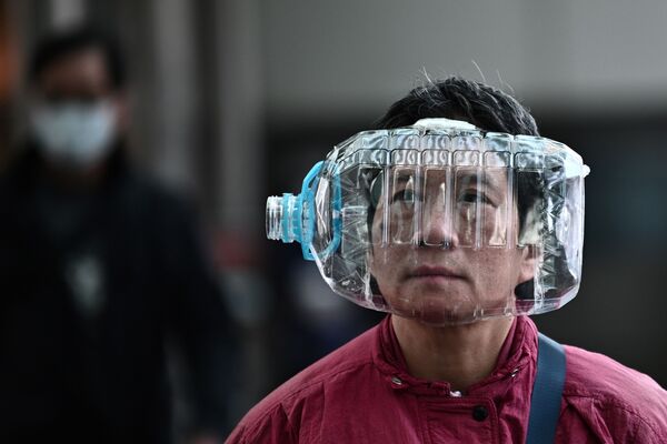 Житель Гонконга использует пластиковую бутылку в качестве маски, чтобы защититься от коронавируса - Sputnik Грузия
