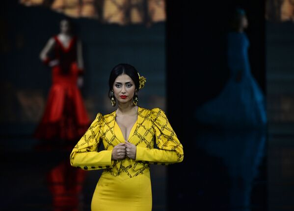 Модель в наряде от Loli Vera на показе International Flamenco Fashion Show (SIMOF) в Севилье - Sputnik Грузия