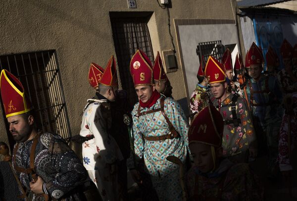 Участники во время шествия в рамках традиционного фестиваля Эндиаблада в городе Альмонасид-дель-Маркесадо в Испании - Sputnik Грузия