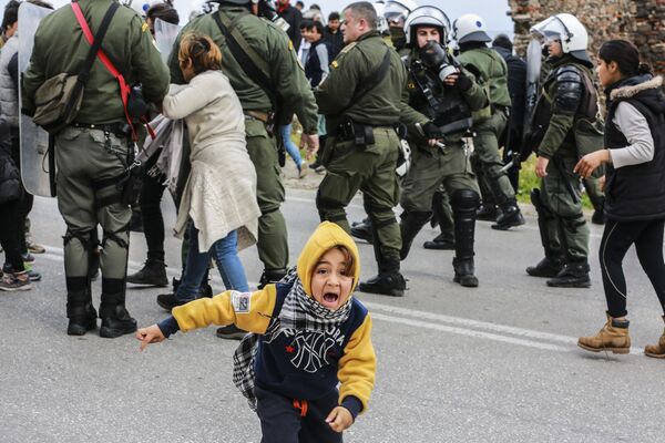 Столкновение мигрантов с полицией в лагере для беженцев на Лесбосе, Греция - Sputnik Грузия