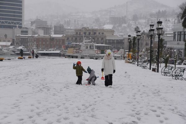 Больше всего радуются снегопаду, естественно, дети: наконец-то, можно достать санки и слепить снеговика - Sputnik Грузия