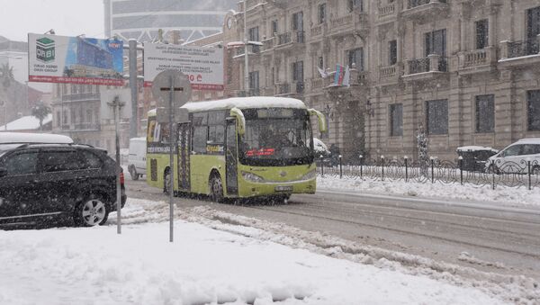 Зимний Батуми в снегу. Как выглядят заснеженные центральные улицы города в мороз. Автобус едет по заснеженной улице - Sputnik Грузия