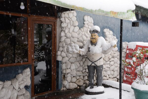 Высота снежного покрова в черноморском городе составила полметра. Хотя все городские заведения, в том числе кафе и рестораны, продолжили работу - Sputnik Грузия
