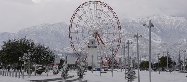 Зимний Батуми в снегу. Батумский бульвар и колесо обозрения в снегу. Вид на снежные горы Аджарии - Sputnik Грузия
