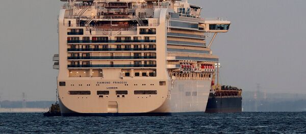 Круизный лайнер Diamond Princess стоит на якоре в порту Иокогамы - Sputnik Грузия