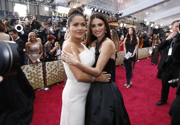 Сальма Хайек и Пенелопа Крус покорили гостей премии Оскар-2020 своими элегантными нарядами. Звезды выбрали для красной дорожки изысканные образы - Sputnik Грузия