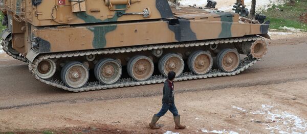 Ребенок проходит мимо турецкого 155-мм самоходного артиллерийского орудия в городе Бинниш в северо-западной провинции Сирии Идлиб - Sputnik Грузия