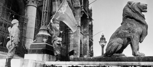 Советские воины водружают Красное знамя у входа в здание парламента в освобожденном Будапеште - Sputnik Грузия