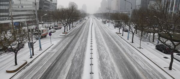 Пустынная заснеженная улица в Пекине  - Sputnik Грузия