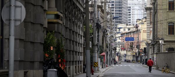 უჰანის ქუჩებში, როგორც ჩინეთის სხვა დიდ ქალაქებში, დღეს იშვიათად ჩანან გამვლელები უჰანის ქუჩებში, როგორც ჩინეთის სხვა დიდ ქალაქებში, დღეს იშვიათად ჩანან გამვლელები - Sputnik საქართველო