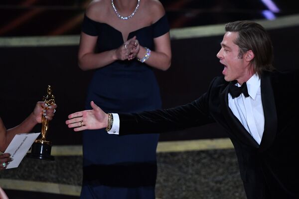 Актер Брэд Питт во время получения премии Оскар за лучшую мужскую роль второго плана в Лос-Анджелесе  - Sputnik Грузия