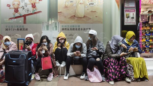 Женщины в защитных масках на одной из улиц в Гонконге - Sputnik Грузия