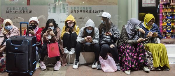 Женщины в защитных масках на одной из улиц в Гонконге - Sputnik Грузия